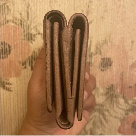 Gucci Taupe Pebbled Leather Tri-Fold Wallet with Gold GG - Picture 4 of 11